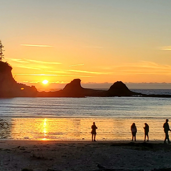 So happy you're here β€οΈ A little about me & my closet - Picture 5 of 8